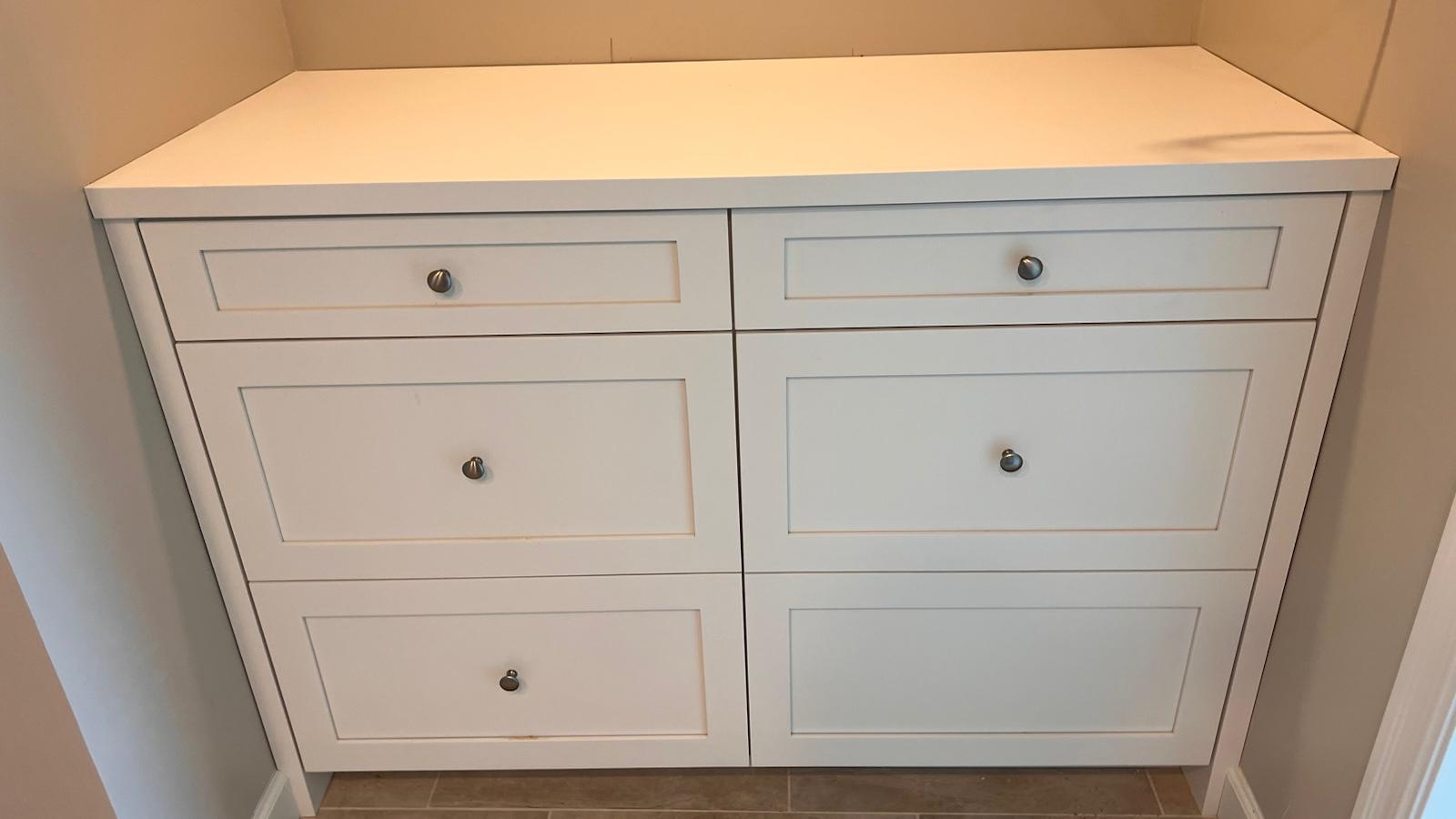 Closet abierto organizado con secciones a medida